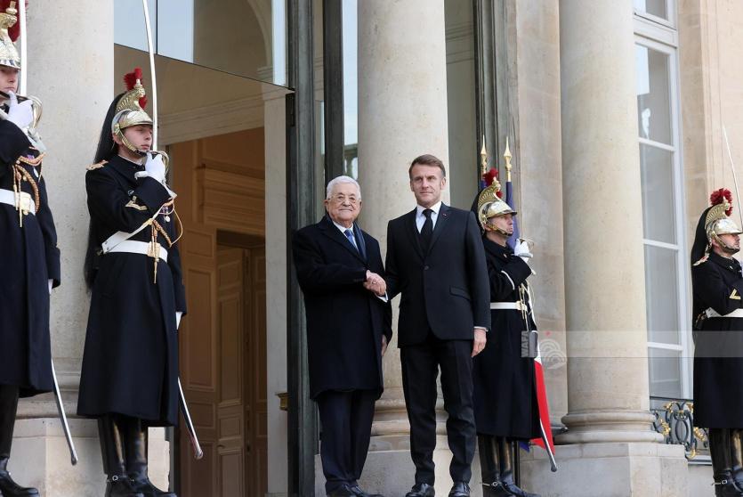 الرئيس محمود عباس ونظيره الفرنسي إيمانويل ماكرون 