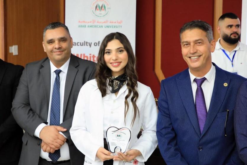 الجامعة العربية الأمريكية تنظم مراسم ارتداء المريول الأبيض لطلبتها في كلية الأسنان