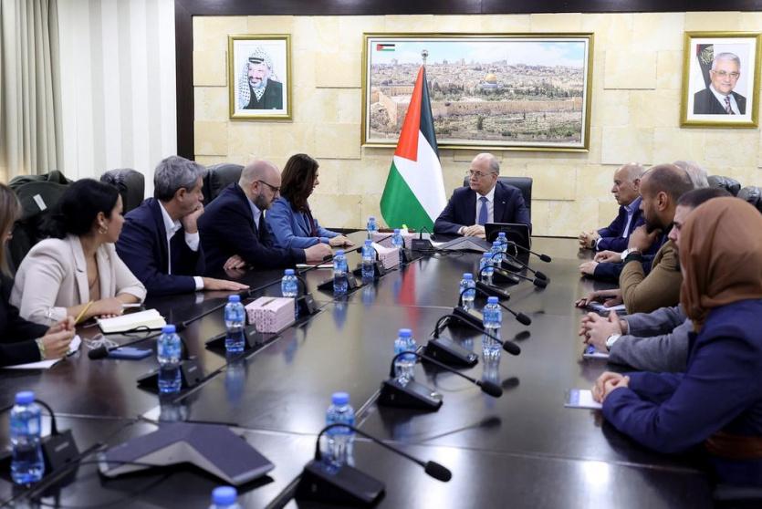 رئيس الوزراء يطلع وفداً برلمانياً إيطالياً على آخر التطورات السياسية والميدانية