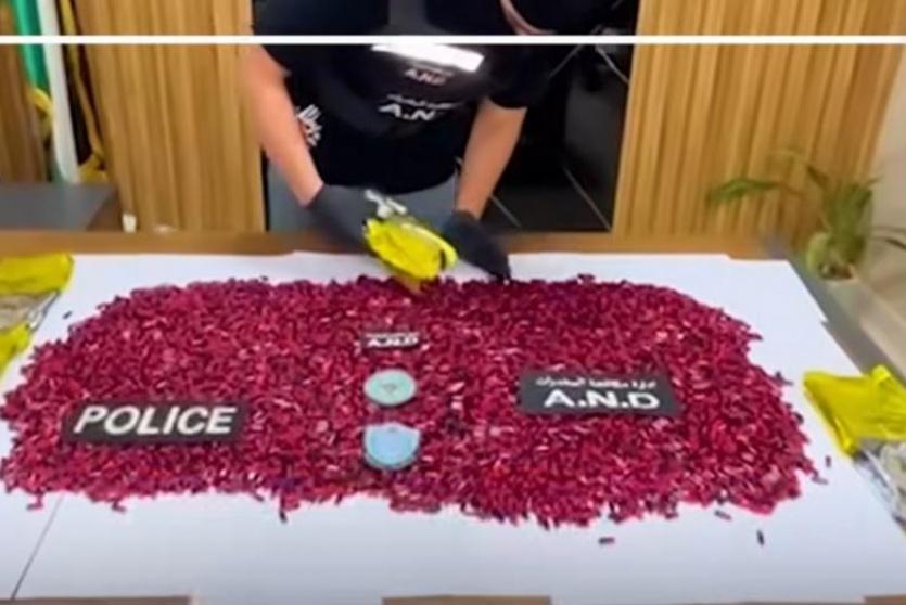 الشرطة تحبط محاولة تهريب 7000 كبسولة مخدّرة في أكياس قهوة عبر معبر الكرامة