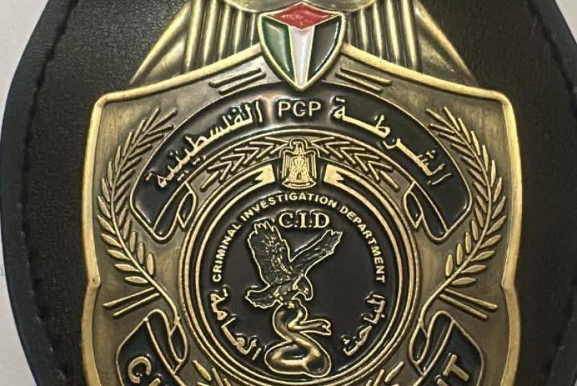 الشرطة تسلّم مرتبات المباحث العامة الشارة الخاصة بالمباحث العامة