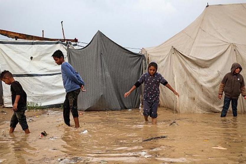 شوارع غرقت في غزة بسبب الأمطار