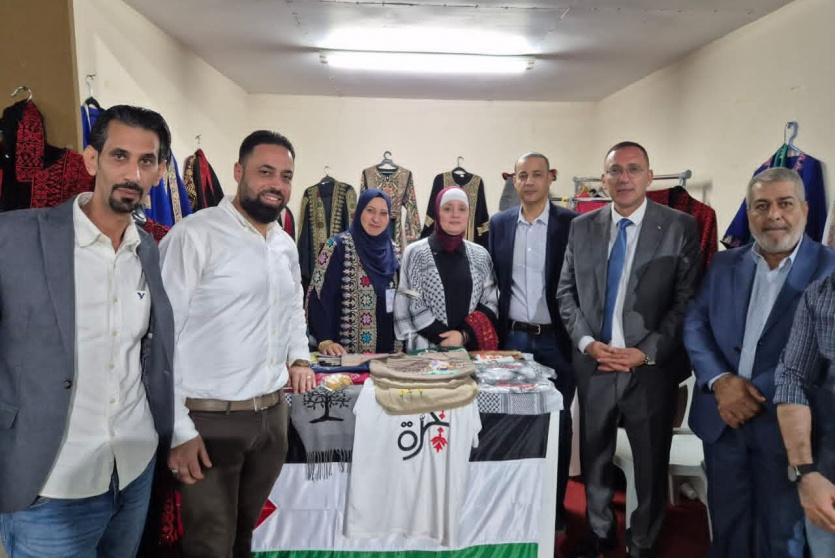 السفير الرويضي يزور مهرجان ليالي مسقط ويُشيد بالجناح الفلسطيني