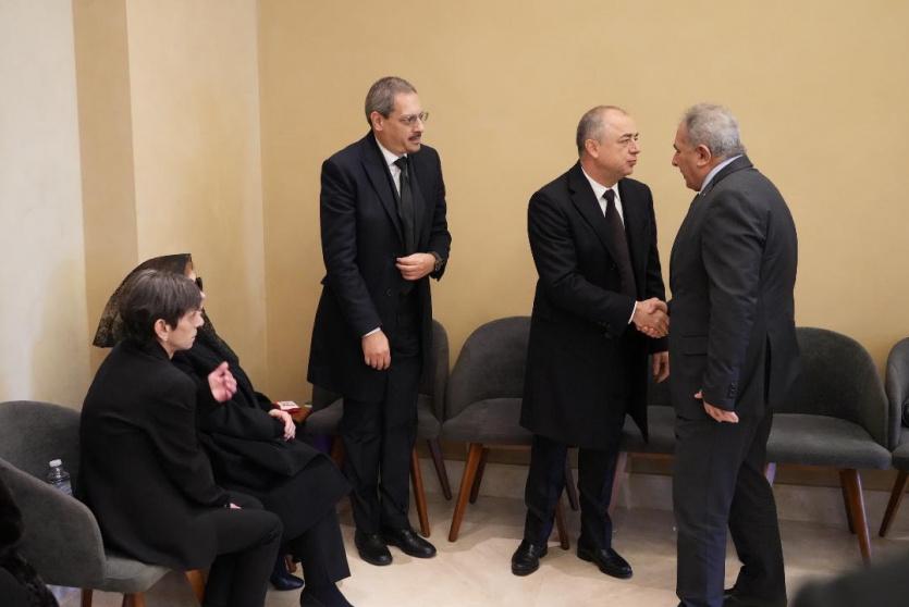 سفير فلسطين لدى لبنان يعزّي الفنانة فيروز بوفاة نجلها هلي الرحباني 