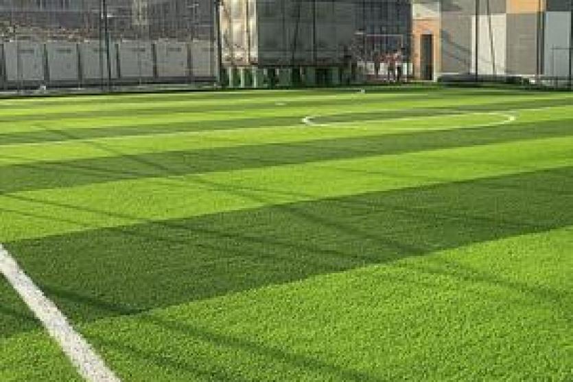 الاحتلال يمنع إدخال شحنة عشب اصطناعي مخصصة للملاعب الفلسطينية