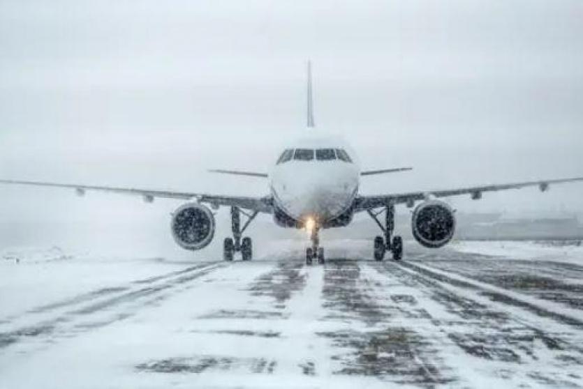 إلغاء نحو 10 آلاف رحلة جوية بسبب عاصفة ثلجية في الولايات المتحدة 