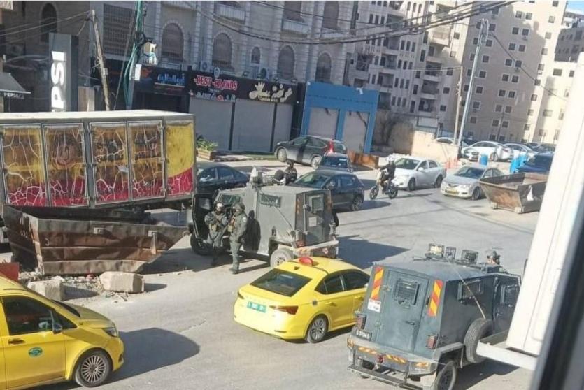 الاحتلال يصيب شابا بالرصاص ويعتقل آخرين خلال اقتحام مخيم قلنديا