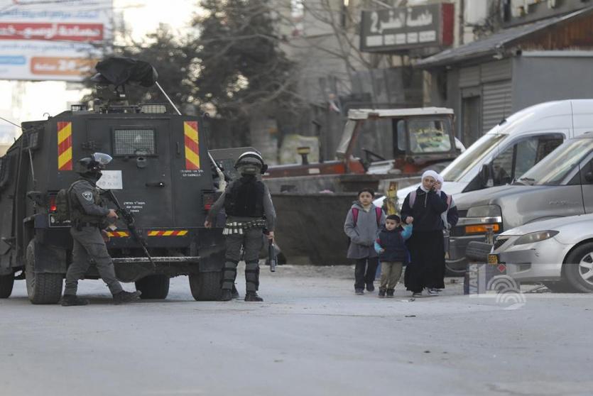 الاحتلال يواصل حصار وإغلاق حزما شمال شرق القدس لليوم الثاني