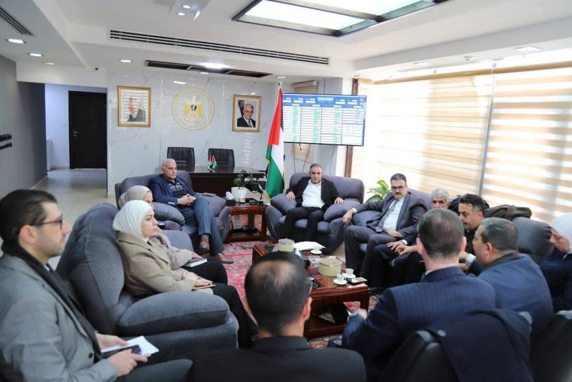 لقاء حكومي يؤكد أهمية دمج الطاقة الشمسية في المشاريع الزراعية والآبار