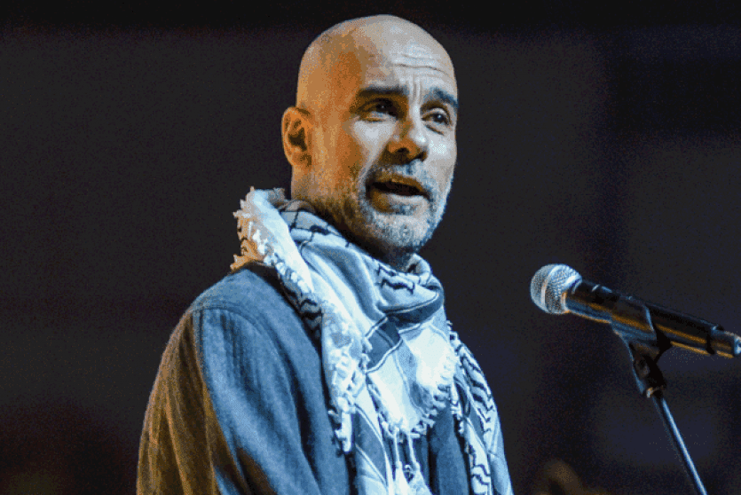 بيب غوارديولا يرتدي الكوفية الفلسطينية