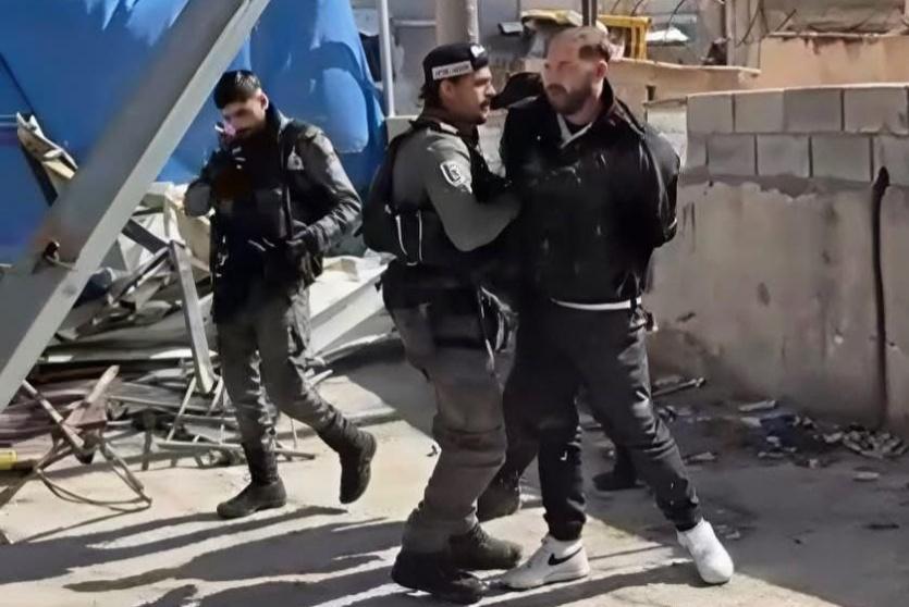 اعتقال مواطن