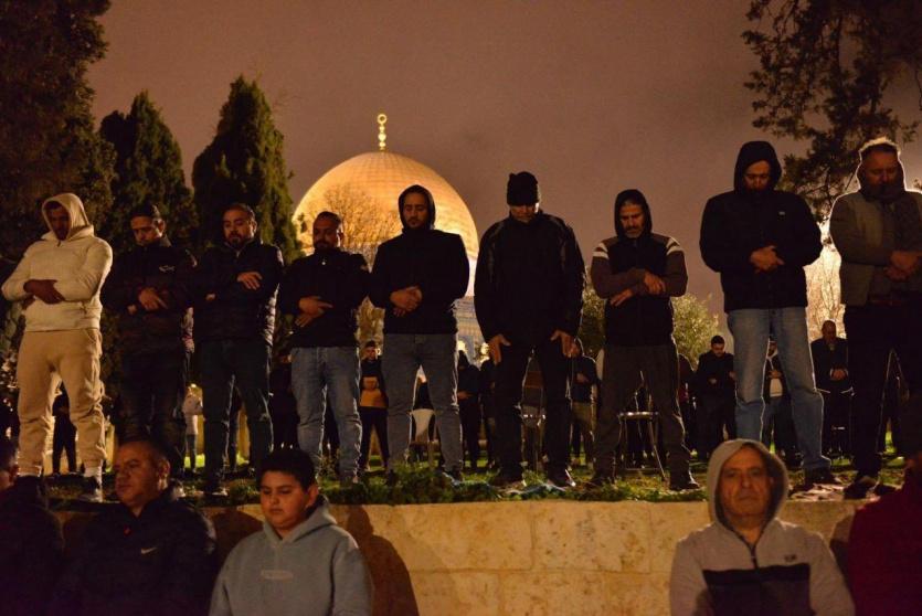 بالصور| آلاف المصلين يؤدون صلاة العشاء والتراويح في المسجد الأقصى 