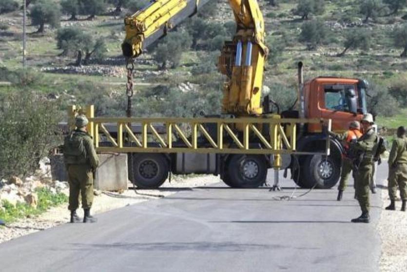 الاحتلال ينصب بوابة حديدية على مدخل دير جرير