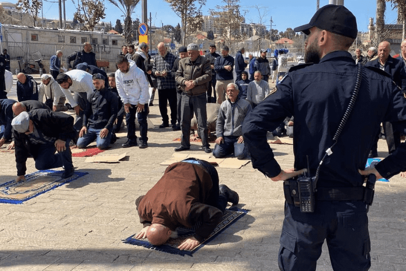 فلسطينيون يصلون صلاة الجمعة في منطقة باب العامود في القدس بعد إغلاق الاحتلال للمسجد الأقصى