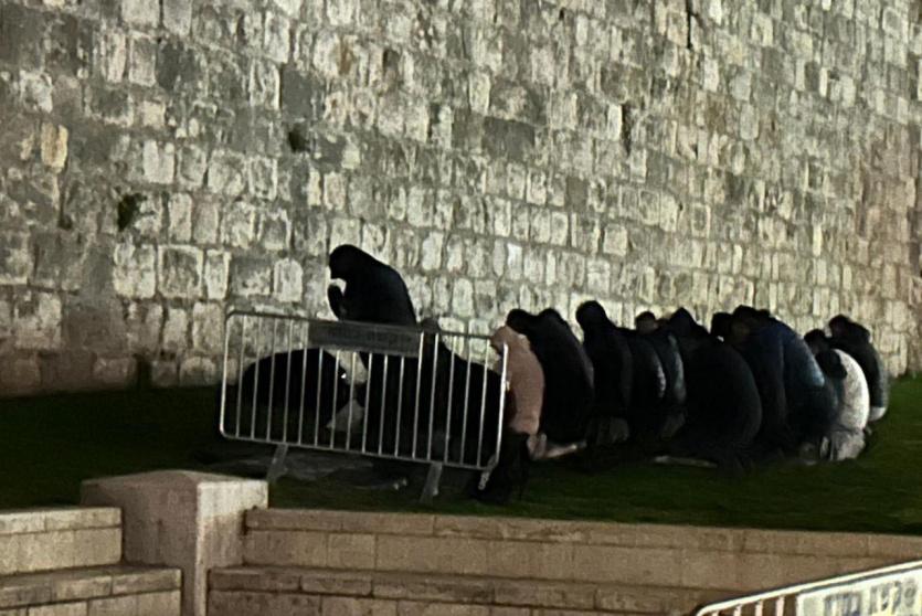 الاحتلال يفرق مقدسيين أدوا العشاء قرب باب الساهرة بالقدس المحتلة