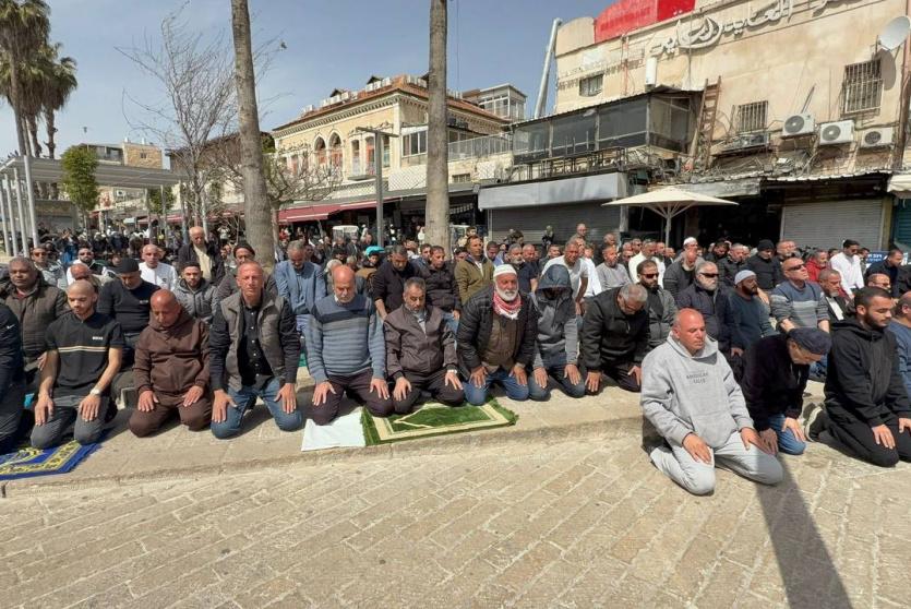 جانب من صلاة المقدسيين قرب المسجد الأقصى