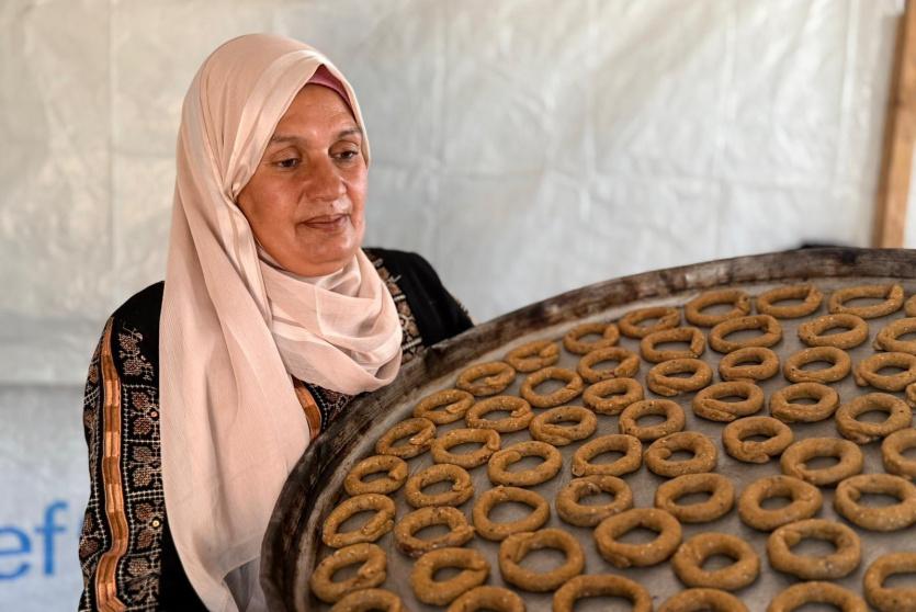 طقوس العيد لا تموت: نساء غزة يخبزن الكعك والمعمول بين خيام النازحين