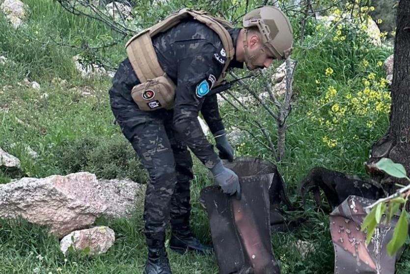 الشرطة تتعامل مع شظية صاروخية في الخليل