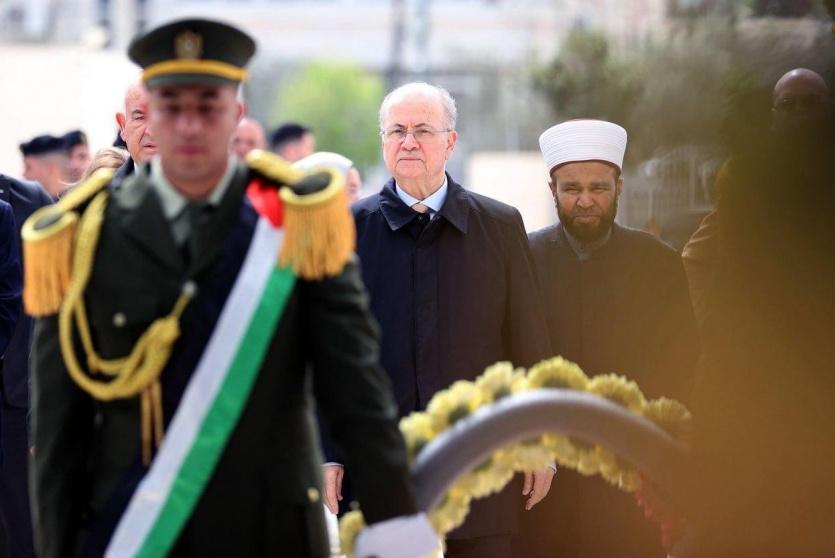 رئيس الوزراء وعدد من الوزراء يضعون إكليلا من الزهور على ضريح الشهيد ياسر عرفات