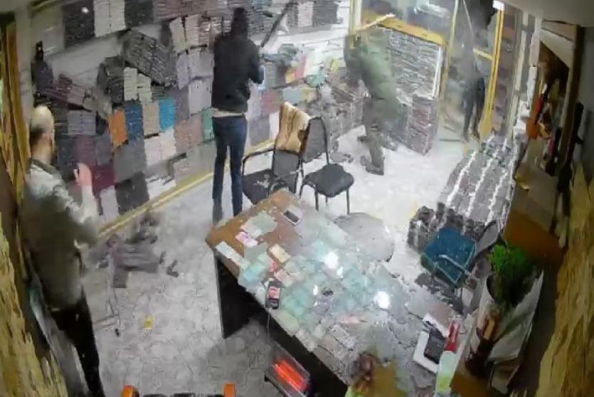 توثيق للمشتبه بهم بتحطيم محل تجاري