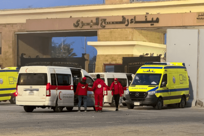 مغادرة 83 مريضا ومرافقا عبر معبر رفح