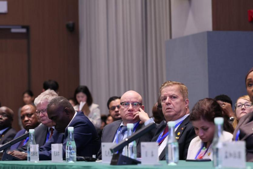 السفير عواد يشارك في زيارة ميدانية إلى مقاطعة خبي بتنظيم من الخارجية الصينية