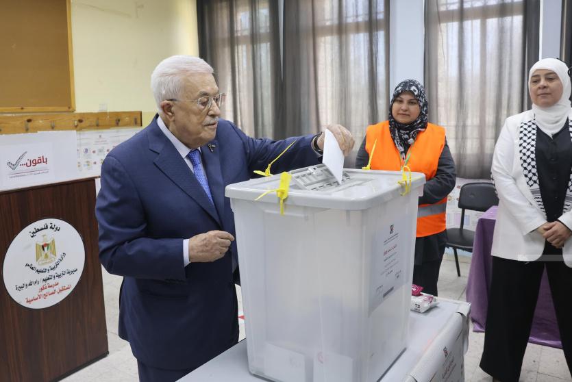 الرئيس خلال الإدلاء بصوته اليوم