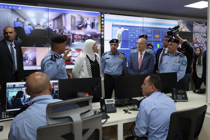 خلال تفقد غرفة العمليات المركزية للشرطة