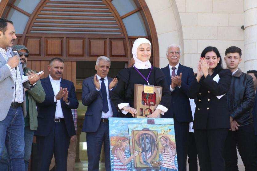 خلال تتويج الطالبة نجاة صرصور باللقب