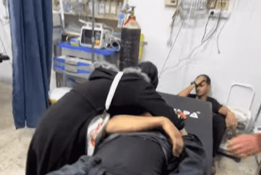 فتاة تفجع بارتقاء أخيها في غزة