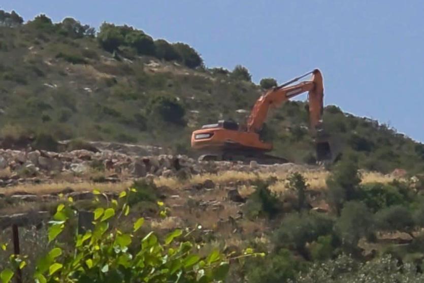 مستوطنون يشرعون بتجريف أراضٍ زراعية غرب سلفيت