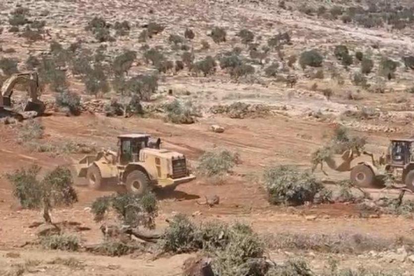 قوات الاحتلال تجرف مساحات واسعة من أراضي بلدة بيت أمر