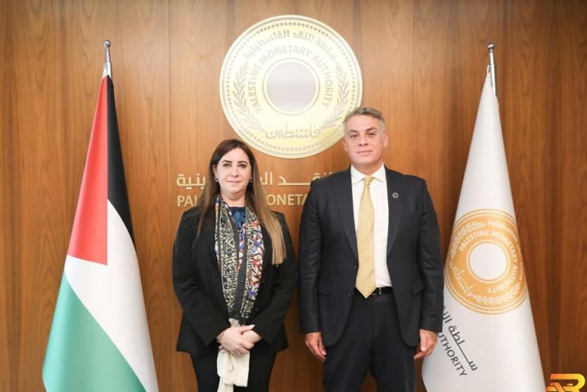 محافظ سلطة النقد يكرّم مستشارة إدارة المشاريع بمناسبة انتهاء مهام عملها