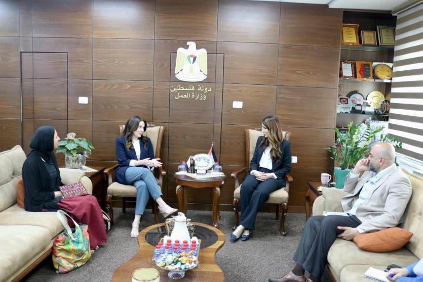 وزارة العمل ومكتبات سراج تبحثان تعزيز التدريب المهني الإبداعي في تخصص “فن الحكي الأدائي”