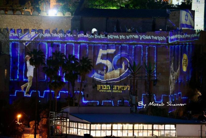 مستوطنون يضيؤون جدران المسجد الإبراهيمي في الخليل بذكرى احتلال الضفة