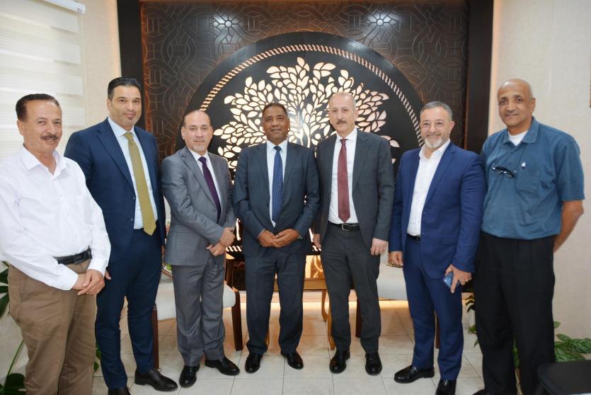 المدير العام للبنك الإسلامي العربي يزور بلدية أريحا مهنئًا رئيسها