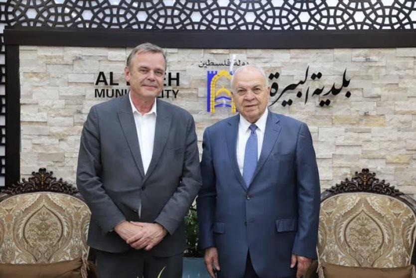 رئيس بلدية البيرة وسفير هولندا