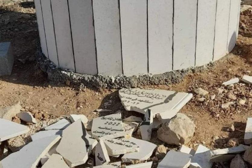 مستوطنون يحطمون صرح الشهيد سليمان الهذالين جنوب الخليل
