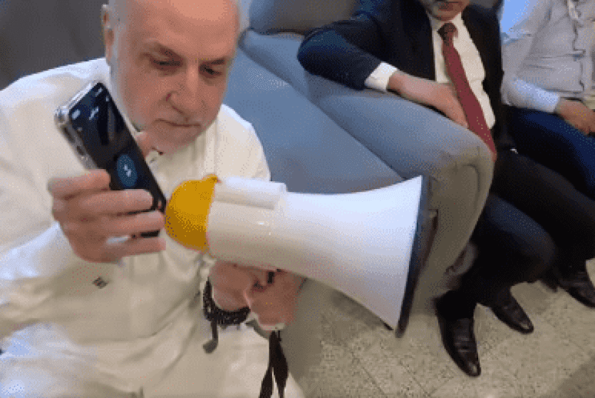  الرئيس عباس يهاتف الهباش 