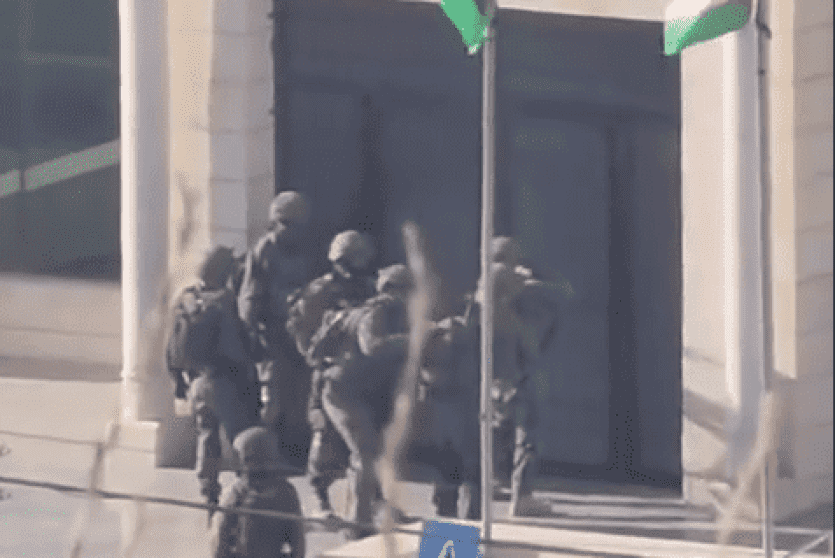 قوات الاحتلال تقتحم مبني بلدية بيت عوا غرب الخليل