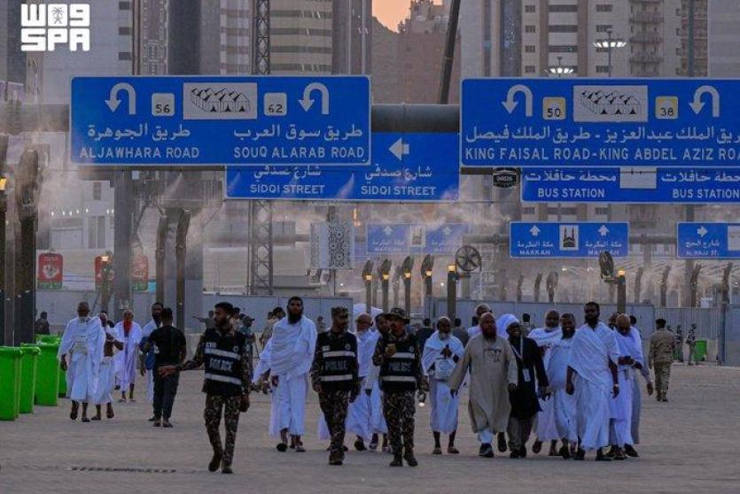 بالصور: توافد الحجاج إلى منى إيذانًا ببدء مناسك الحج