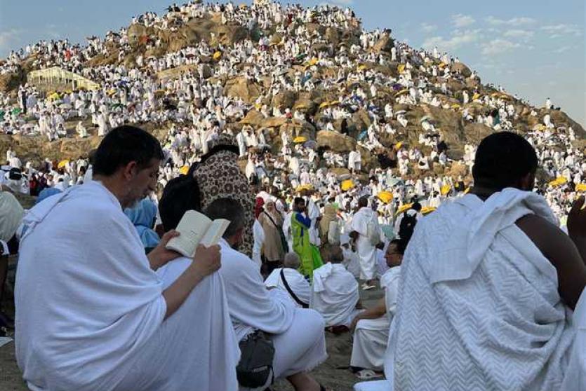 حجاج على صعيد عرفات - ارشيف