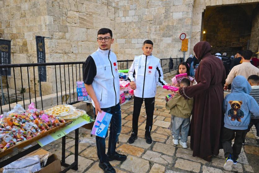 "بيت مال القدس" توزع ألعابا وهدايا على الأطفال عند بوابات "الأقصى" بمناسبة عيد الأضحى