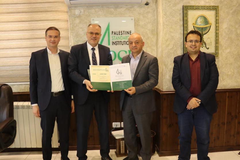 المواصفات والمقاييس تمنح شهادتي الإشراف الفلسطينية لشركة الحداد لتشكيل المعادن