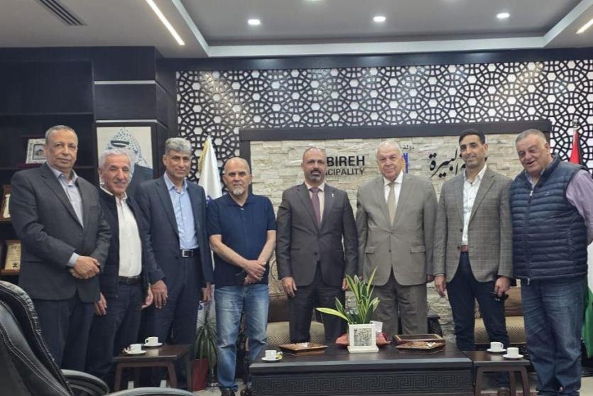 القاضي يزور بلدية البيرة ويقدم التهاني لمجلسها البلدي الجديد