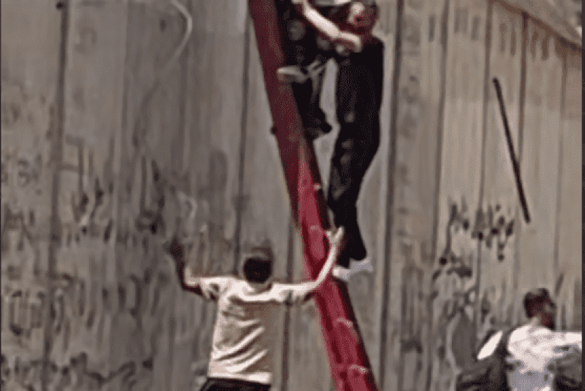 إصابة فلسطيني بجراح خطيرة برصاص جيش الاحتلال قرب الجدار الفاصل في بلدة الرام شمال القدس المحتلة