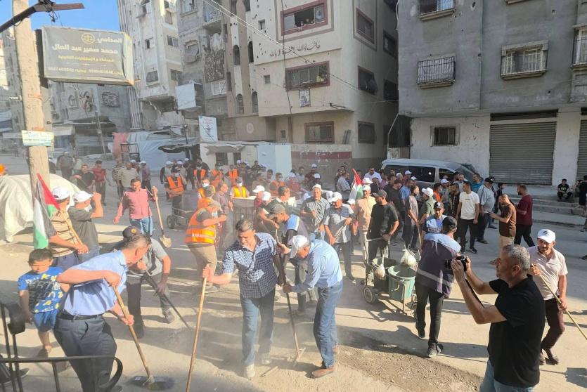 حملة تطوعية واسعة لتنظيف وإعادة تأهيل شوارع وأزقة مخيم الشاطئ بمدينة غزة