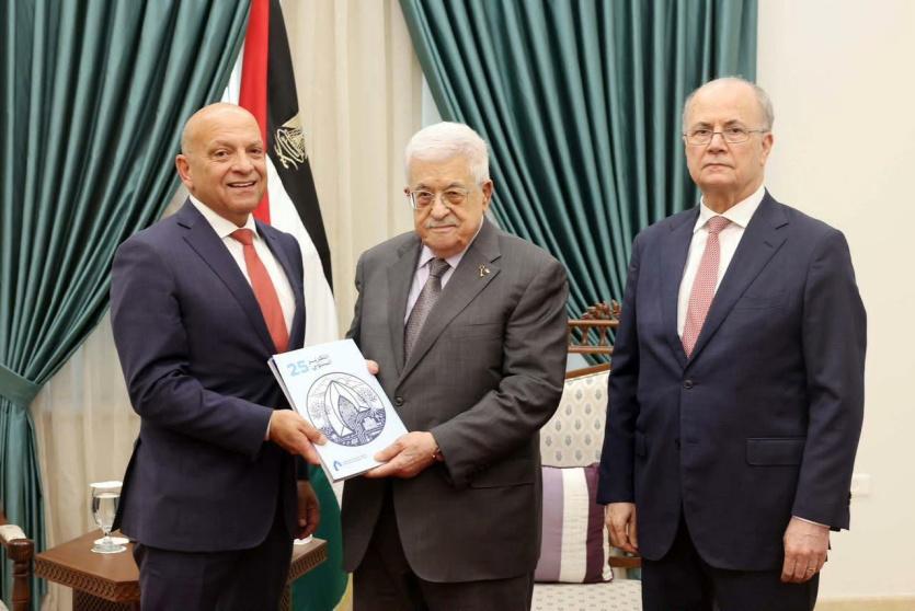 خلال تسليم تقرير صندوق الاستثمار الفلسطيني
