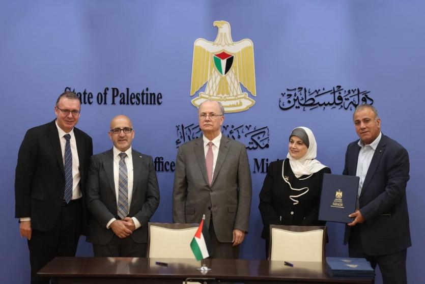 برعاية رئيس الوزراء: توقيع اتفاقيات منح بنحو 10 ملايين دولار لدعم مشاريع البنية التحتية والصحة والترميم