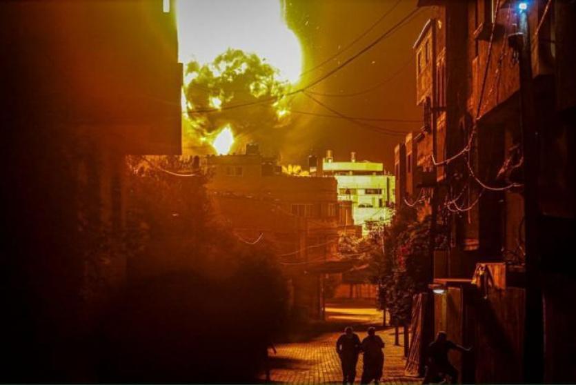 طيران الاحتلال يدمر منزلاً في المغازي عقب أوامر إخلاء قسرية واستهداف لدير البلح